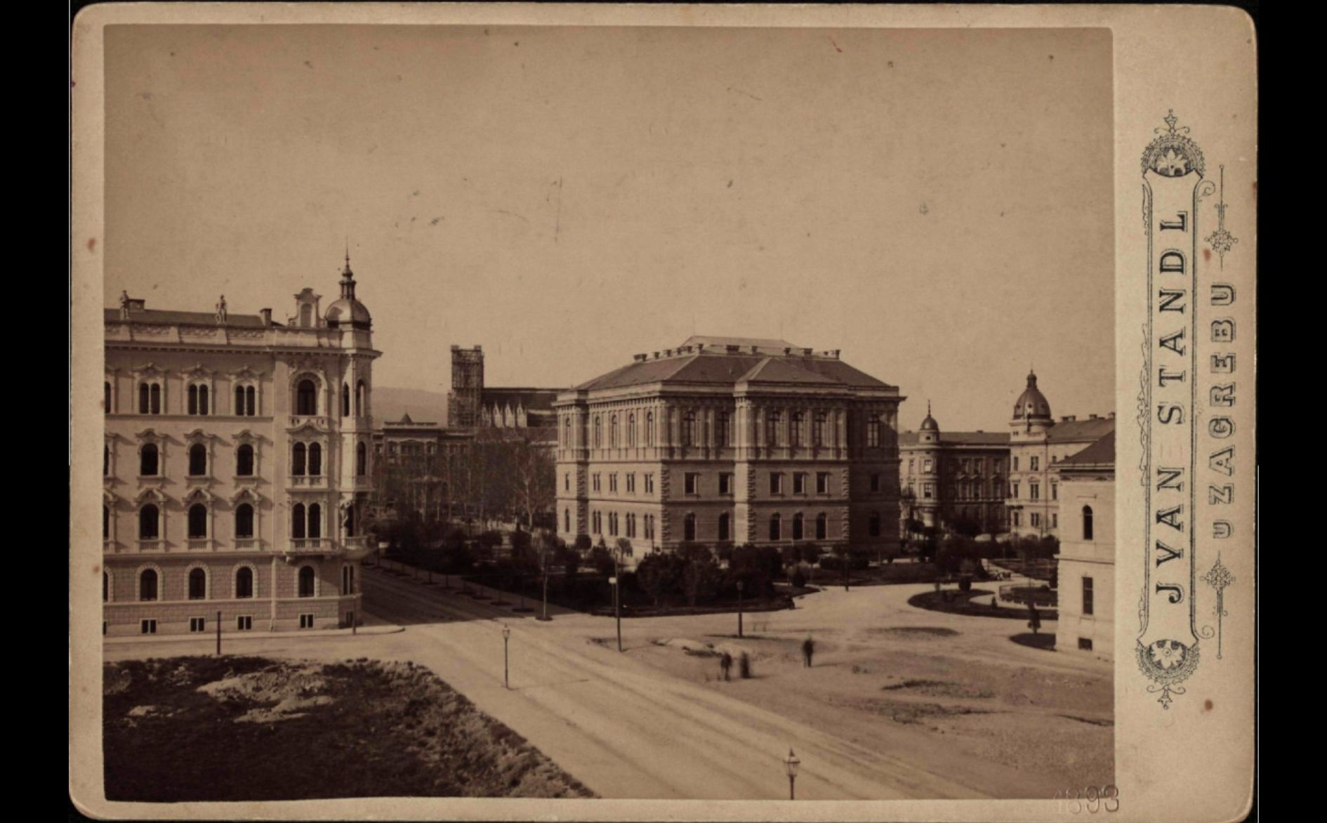 Akademički trg (današnji Trg Josipa Juraja Strossmayera) 1893. godine (Foto Ivan Standl) južna strana